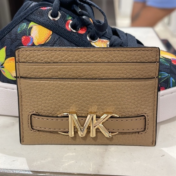 MICHAEL KORS
Reed Large Pebbled Leather Card Holder Case
Camel 
NWT - Picture 13 of 16